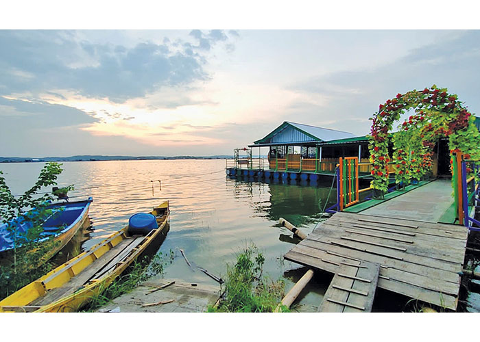 Warung apung Waduk Kedung Ombo banyak menjajakan menu ikan air tawar.