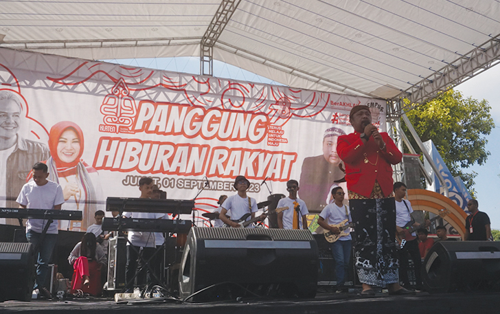 BINTANG TAMU: Abah Lala menghibur masyarakat dalam rangka sosialisasi gempur rokok ilegal di Alun-Alun Klaten, Jumat (1/9).