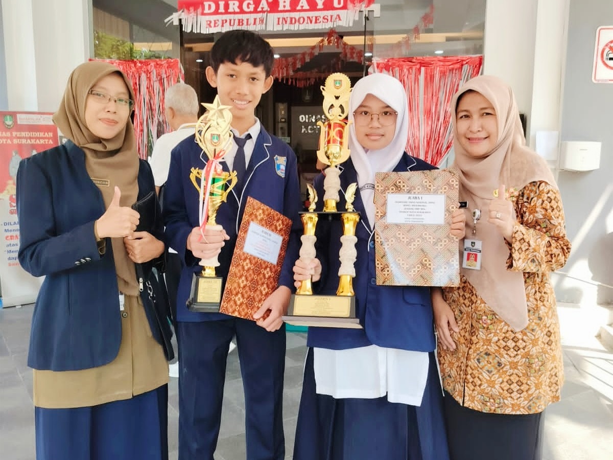 Siswa SMP Muhammadiyah PK Exell Dennis Setiawan (dua dari kiri) meraih juara 3 karate putra O2SN. (SEPTIAN REFVINDA ARGIANDINI/RADAR SOLO)