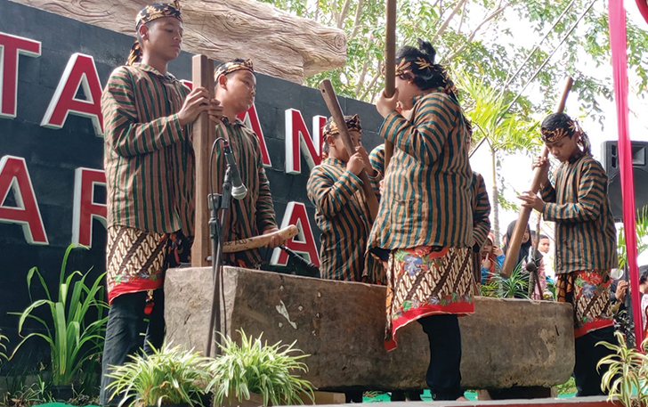 KESENIAN TRADISI: Anak-anak hingga remaja beraksi dalam Festival Gejog Lesung yang digelar Pemerintah Desa Barepan, Kecamatan Cawas di alun-alun desa setempat, Sabtu (2/9).