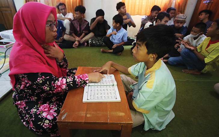 INTENSIF: Guru mendampingi siswa tunarungu menghafal Alquran, dalam program pesantren kilat di salah satu SLB di Kecamatan Jaten, Karanganyar, bulan Ramadan lalu.
