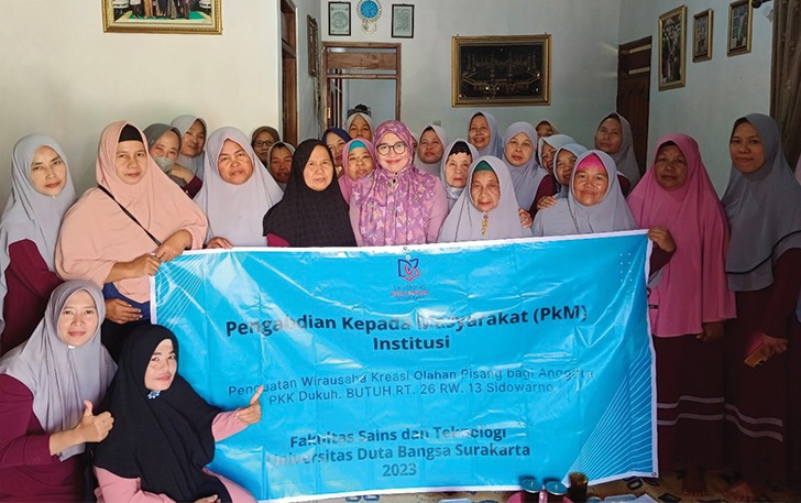 TIm Pkm Universitas Duta Bangsa Surakarta beri penguatan bagi calon wirausaha kreasi olahan pisang dari anggota PKK Dukuh Butuh