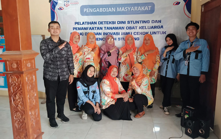 Tim pelayanan masyarakat dari Universitas Duta Bangsa Surakarta berfoto bersama dengan kader Posyandu Desa Ngasinan, usai memberikan penyuluhan dan edukasi di lokasi setempat.