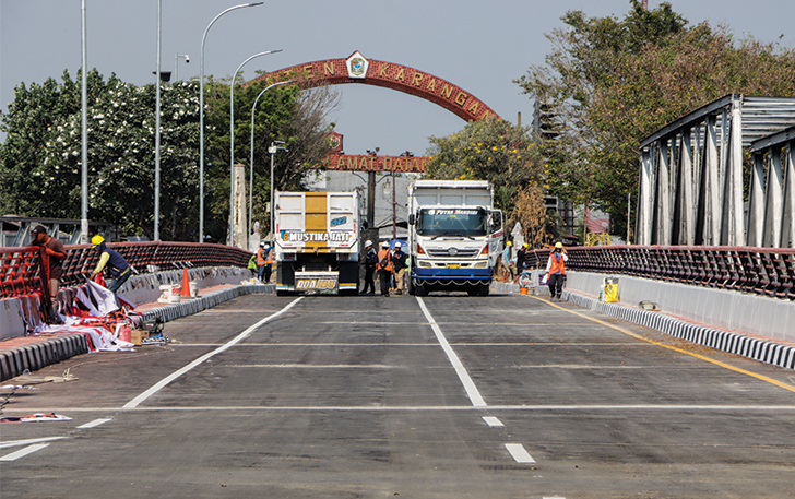 DIKEBUT: Proses penyelesaian proyek Jembatan Jurug B, kemarin.