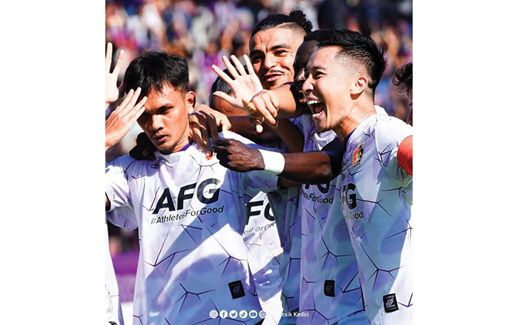 Jersey Persik Kediri yang selama dua periode menggandeng apparel lokal asal Sragen, DJ Sport.