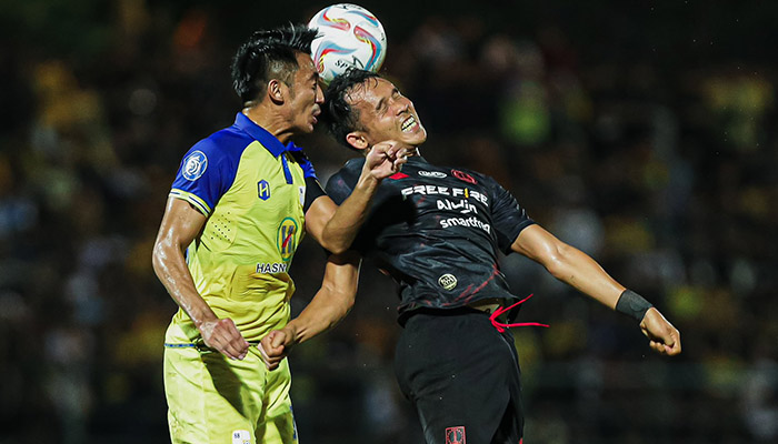 MEMBLE: Bek Persis Solo Rian Miziar (kanan) berduel udara dengan pemain Barito Putera di Stadion Demang Lehman, dalam lanjutan Liga 1.