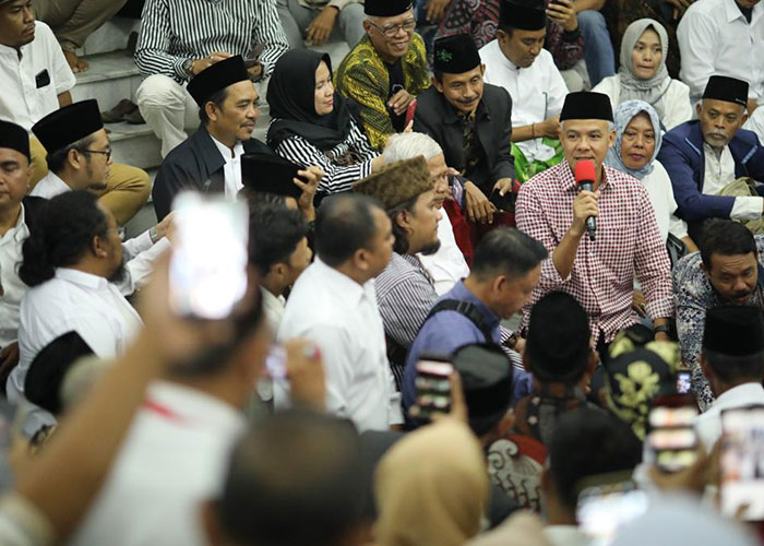 Gubernur Jateng Ganjar Pranowo kedatangan tamu para kiai se Jateng yang gelar istigasah dan doa bersama di rumah dinas Puri Gedeh, Minggu (3/9) malam.