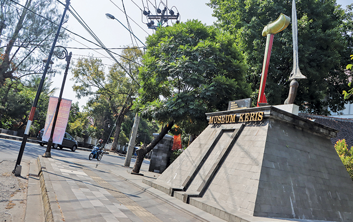 KURANG DILIRIK: Monumen di Museum Keris di Sriwedari. Pengunjung di museum ini masih sangat sedikit.