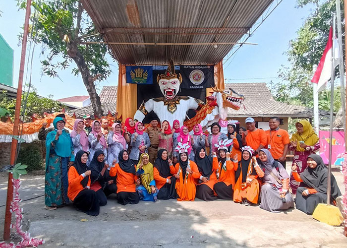 Ketua TP-PKK Kabupaten Sukoharjo Loeh Dyah Sintowati Minarno Agus Santoso bersama pengurus PKK Cangkol saat monitoring kampung ramah lansia Cangkol Berdaya.