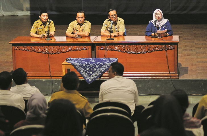 Direktur Jawa Pos Radar Solo Resita Rika Aryani (kanan) beri sambutan. Jawa Pos Radar Solo dipilih sebagai lokasi magang MBKM mahasiswa FSP ISI Surakarta.