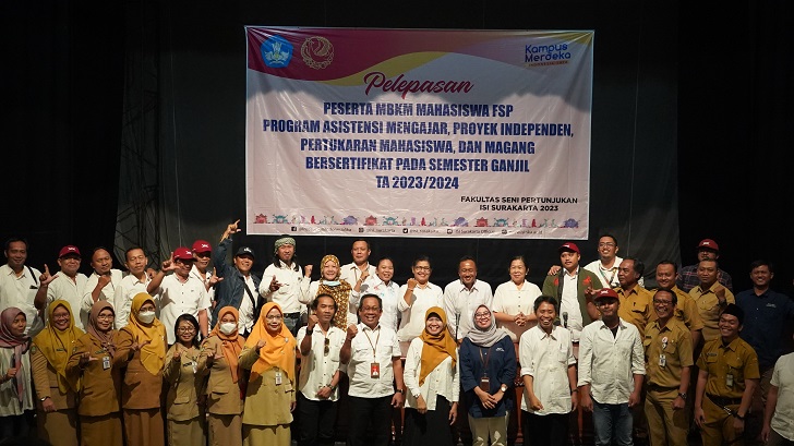 Rektor ISI Surakarta I Nyoman Sukerna (sembilan dari kiri) bersama  Dekan FSP ISI Surakarta Tatik Harpawati (enam dari kanan), serta mitra kerja.