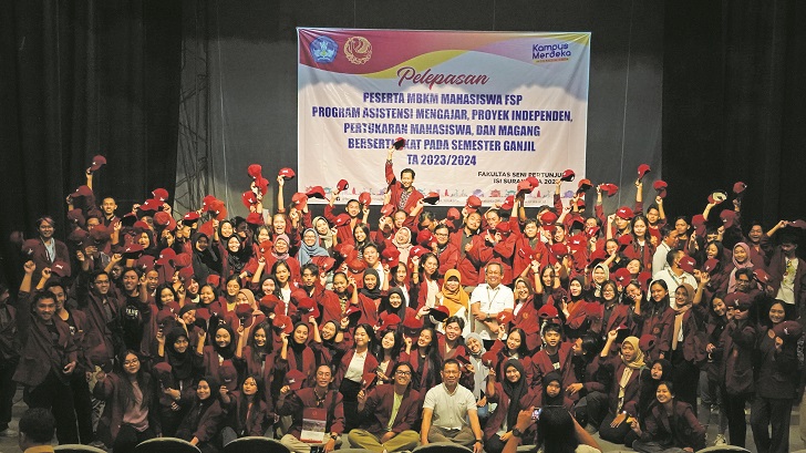 Prosesi pelepasan 127 mahasiswa FSP ISI Surakarta yang mengikuti program MBKM. Salah satunya di Jawa Pos Radar Solo, Senin (4/9/2023)
