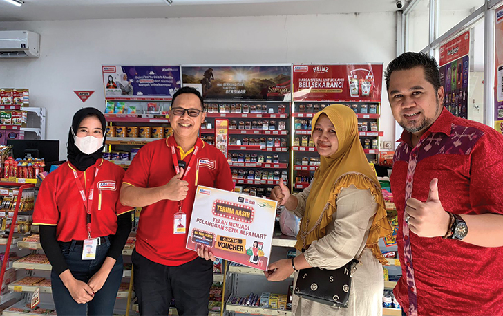 Pelanggan setia Alfamart mendapatkan voucher belanja gratis dari Alfagift. Kegiatan ini menyemarakkan Hari Pelanggan Nasional.