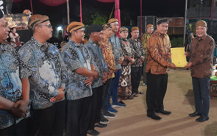 POTENSI LOKAL: Bupati Karanganyar Juliyatmono menyerahkan SK pembentukan kampung wayang Desa Jaten, Sabtu (2/9).