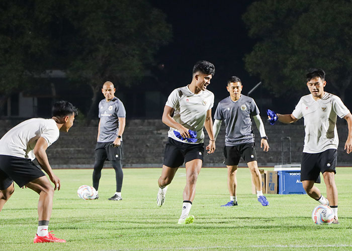 Jelang AFC Asian Cup Qualifiers, Timnas Indonesia U-23 berlatih di Stadion Sriwedari, Senin (4/9).