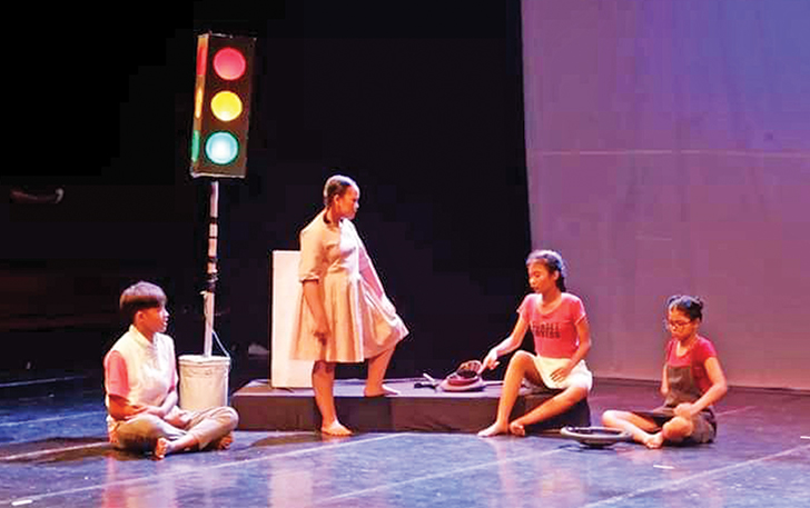 JAGA GENERASI MUDA: Anak-anak binaan Lik Udin sedang pentas drama teater bertema cinta tanah air.