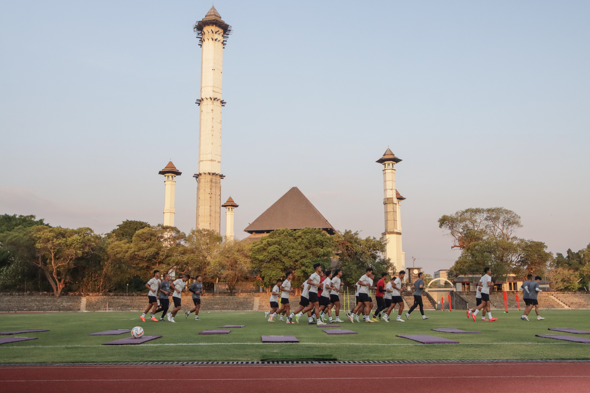 Timnas U-23 latihan di Stadion Sriwedari, Solo.  (M. IHSAN/RADAR SOLO)