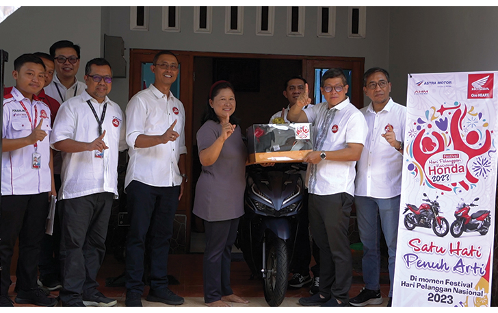 Astra Motor Jateng memberikan bingkisan saat mengantarkan unit pesanan Honda Vario 125 ke konsumen loyal dealer Honda.