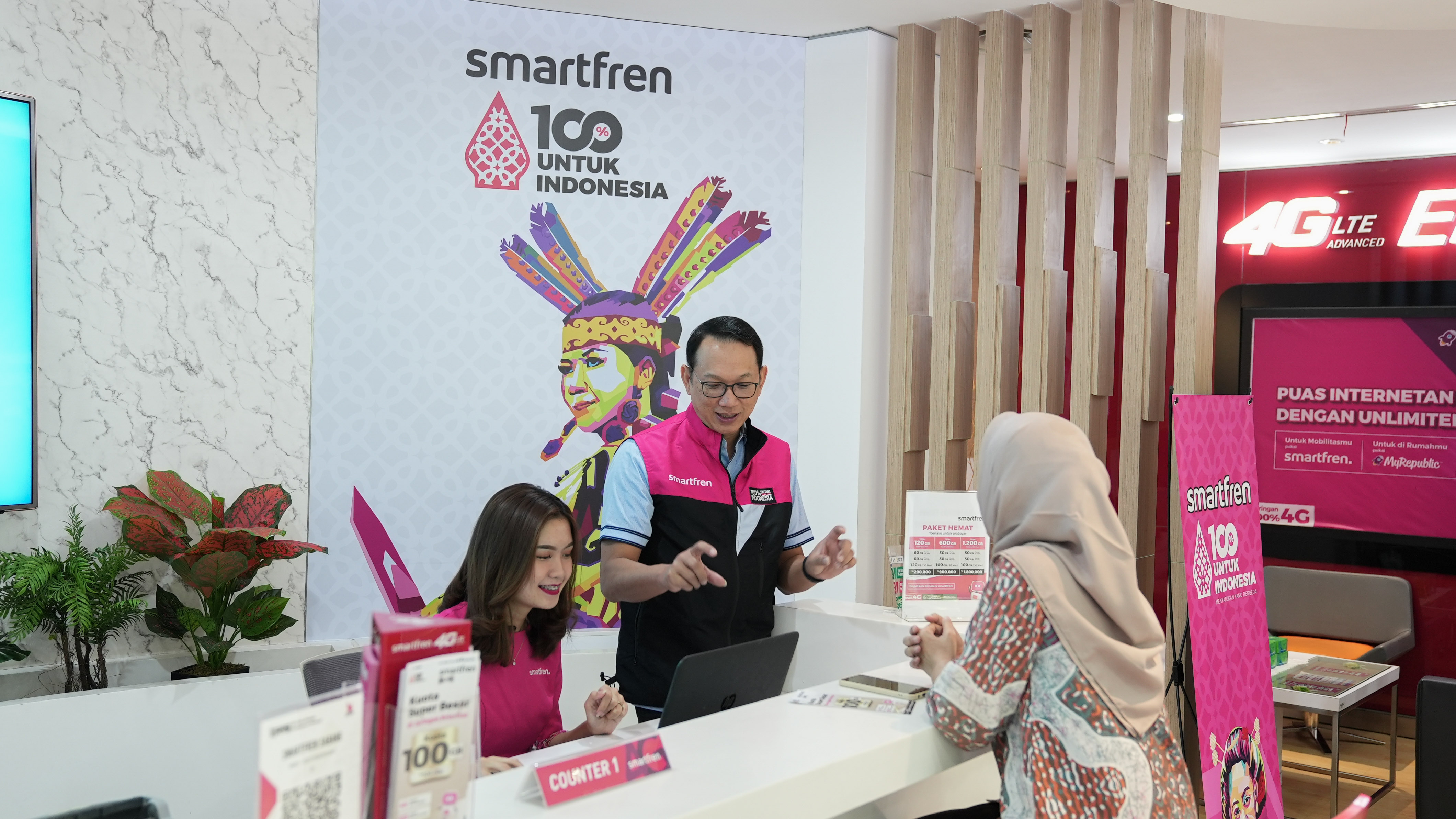 Peringati Hari Pelanggan Nasional, Andrijanto Muljono, selaku Chief Executive Officer Smartfren hadir di Galeri Smartfren Sabang untuk menangani berbagai keperluan pelanggan Smartfren, Senin (4/9).