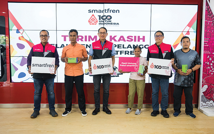 Jajaran Pimpinan Smartfren berfoto bersama pemenang SmartPoin di Jabodetabek saat penyerahan hadiah pemenang SmartPoin tertinggi dalam rangka Hari Pelanggan Nasional & HUT ke-16 Smartfren, Senin (4/9)