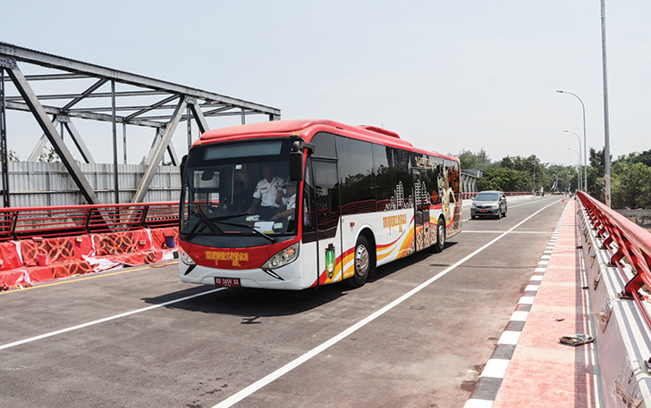 LEBIH KOKOH: Jembatan Jurug B sudah selesai dibangun dan rencananya hari ini sudah mulai dibuka untuk dilintasi kendaraan umum. Sejumlah persiapan sudah dilakukan kemarin.