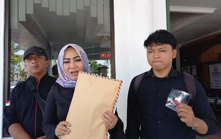 Ketua Forum Peduli UNS Diah Warih Anjari memberikan keterangan pers usai mendapat panggilan dari Kejati terkait dugaan korupsi di UNS.
