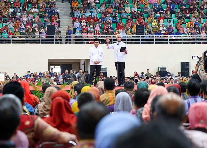 Gubernur Jateng Ganjar Pranowo dan Wagub Taj Yasin saat memberikan sambutan perpisahan di hadapan ribuan orang di GOR Jatidiri, Selasa (5/9).