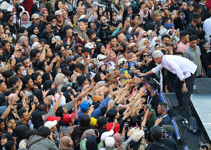 Ganjar Pranowo menyapa dan menyalami lautan manusia yang datang dalam pesta perpisahannya sebagai Gubernur Jateng, Selasa (5/9).