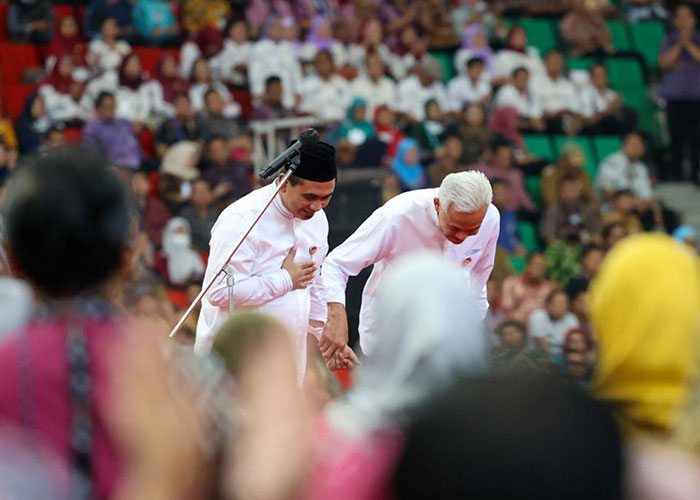 Gubernur Jateng Ganjar Pranowo dan Wagub Taj Yasin menundukkan badan menyampaikan terima kasih dan penghormatan kepada ribuan orang yang hadir di GOR Jatidiri Semarang, Selasa (5/9).