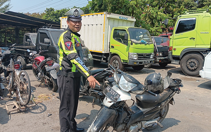 MOTOR: Anggota Unit Gakkum Satlantas Polres Klaten saat menunjukan sepeda motor yang terlibat kecelakaan di Jalan Jogja-Solo, Desa Kraguman, Kecamatan Jogonalan.