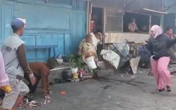 Tangkapan layar sapi yang mengamuk dan masuk warung soto dan mengacal-acak isi warung yang ada di sekitar Pasar Hewan Karangpandan tersebut, Selasa (5/9).