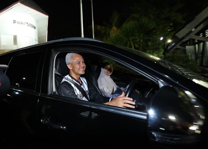 Dengan mengendarai mobil sendiri, Ganjar Pranowo dan istri, Siti Atikoh, tinggalkan rumah dinas Puri Gedeh, Selasa (5/9) malam.