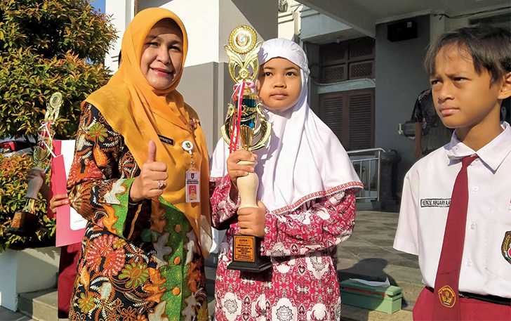 CIAMIK: Kepala Disdik Kota Surakarta Dian Rineta (kiri) bersama Naura Maritza Setya Rizky, juara OSN Matematika.