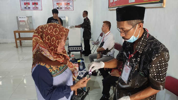 PESTA DEMOKRASI: Warga Desa Keloran, Kecamatan Selogiri memberikan hak suaranya saat pilkades, tahun lalu.