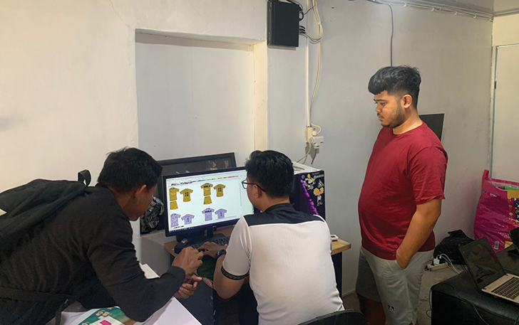 ULET: Yudistira memantau kinerja karyawannya di tempat usahanya kemarin.