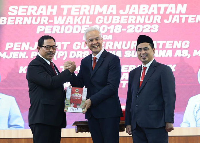 Ganjar Pranowo dan Taj Yasin saat&nbsp;acara serah terima jabatan gubernur-wakil gubernur Jateng periode 2018-2023 kepada Pj Gubernur Nana Sudjana di Gedung Gradhika Bhakti Praja, Rabu (6/9).