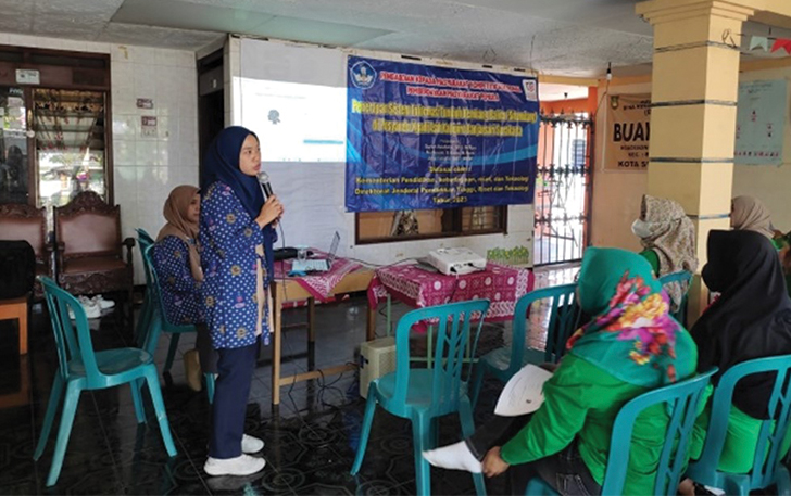 Pelatihan pengelolaan dan penerapan Situmbang dari Tim Dosen dari Universitas Duta Bangsa Surakarta kepada kader Posyandu Ngadi Asih.