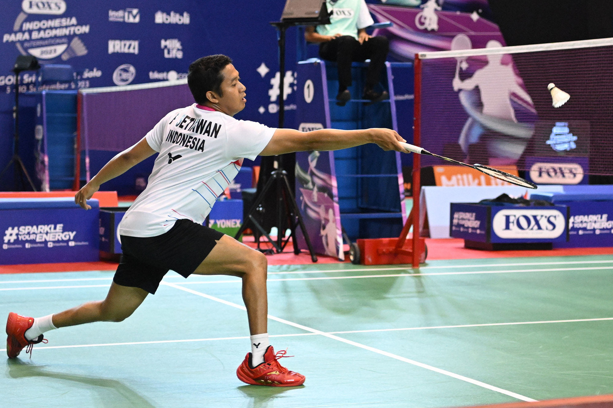 Atlet para bulu tangkis Indonesia, Fredy Setiawan berusaha mengembalikan kok kearah lawan dalam pertandingan nomor Tunggal putra SL4 FOX&rsquo;S Indonesia Para Badminton International 2023 di GOR Sritex Arena, Solo, Jawa Tengah, Kamis (07/09/2023). Fredy