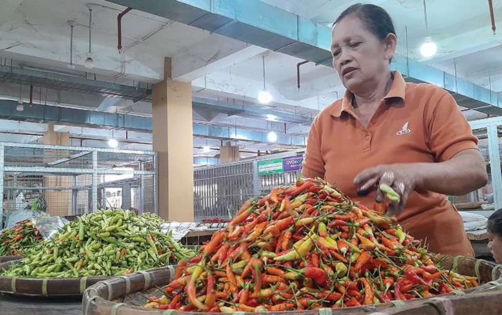 SEMAKIN PEDAS: Pedagang cabai di Pasar Legi tengah menjajakan jualannya.