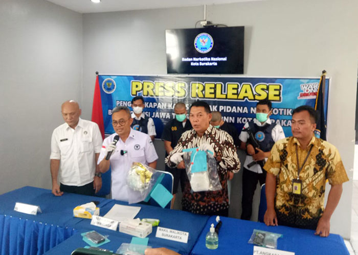 Kepala BNN Jateng Brigjen Pol Heru Pranoto dan Wakil Wali Kota Solo Teguh Prakosa saat jumpa pers ungkap kasus transaksi 1.000 gram sabu di kantor BNN Solo, Jumat (8/9).