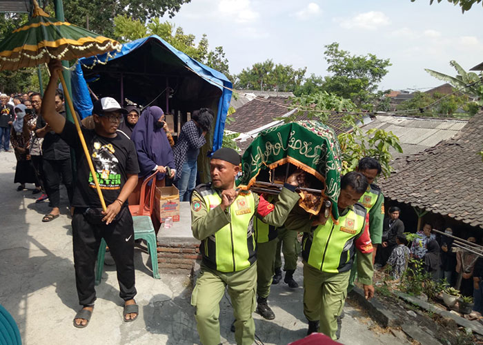 Proses pemakaman Sumarno, korban tabrak lari di Jalan Yos Sudarso, Serengan, Solo, Jumat (8/9).