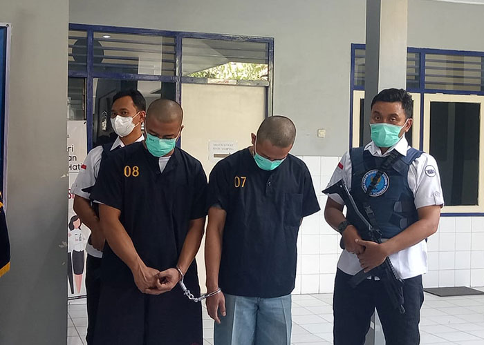 Pelaku kurir dan penerima sabu sebesar 1.000 gram yang berhasil ditangkap BNN Jateng di wilayah Bandara Adi Soemarmo.&nbsp;