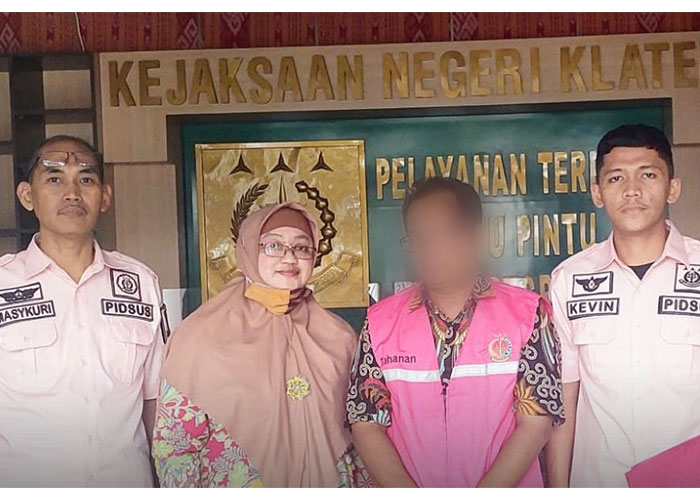 Perangkat Desa Trunuh saat dilimpahkan ke Kejari Klaten untuk dilakukan penahanan ke Lapas Kelas IIB Klaten.