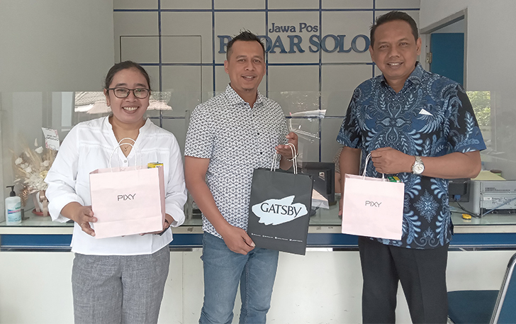 BERSINERGI: Pimpinan PT Mandom Indonesia Tbk Solo Raya Agus Kristianto (kanan) bersilaturahmi ke kantor Jawa Pos Radar Solo, kemarin.