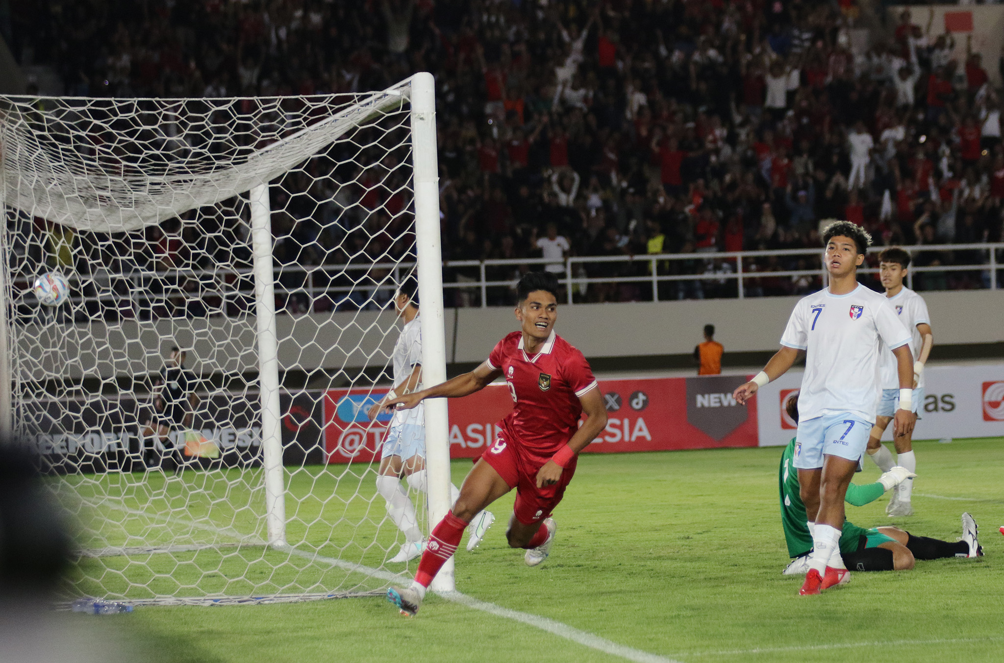 Striker Persis Solo Ramadhan Sananta ikut mencetak gol untuk Timnas Indonesia U-23 melawan China Taipei di Stadion Manahan Solo, Sabtu malam (9/9). (ARIEF BUDIMAN/RADAR SOLO)