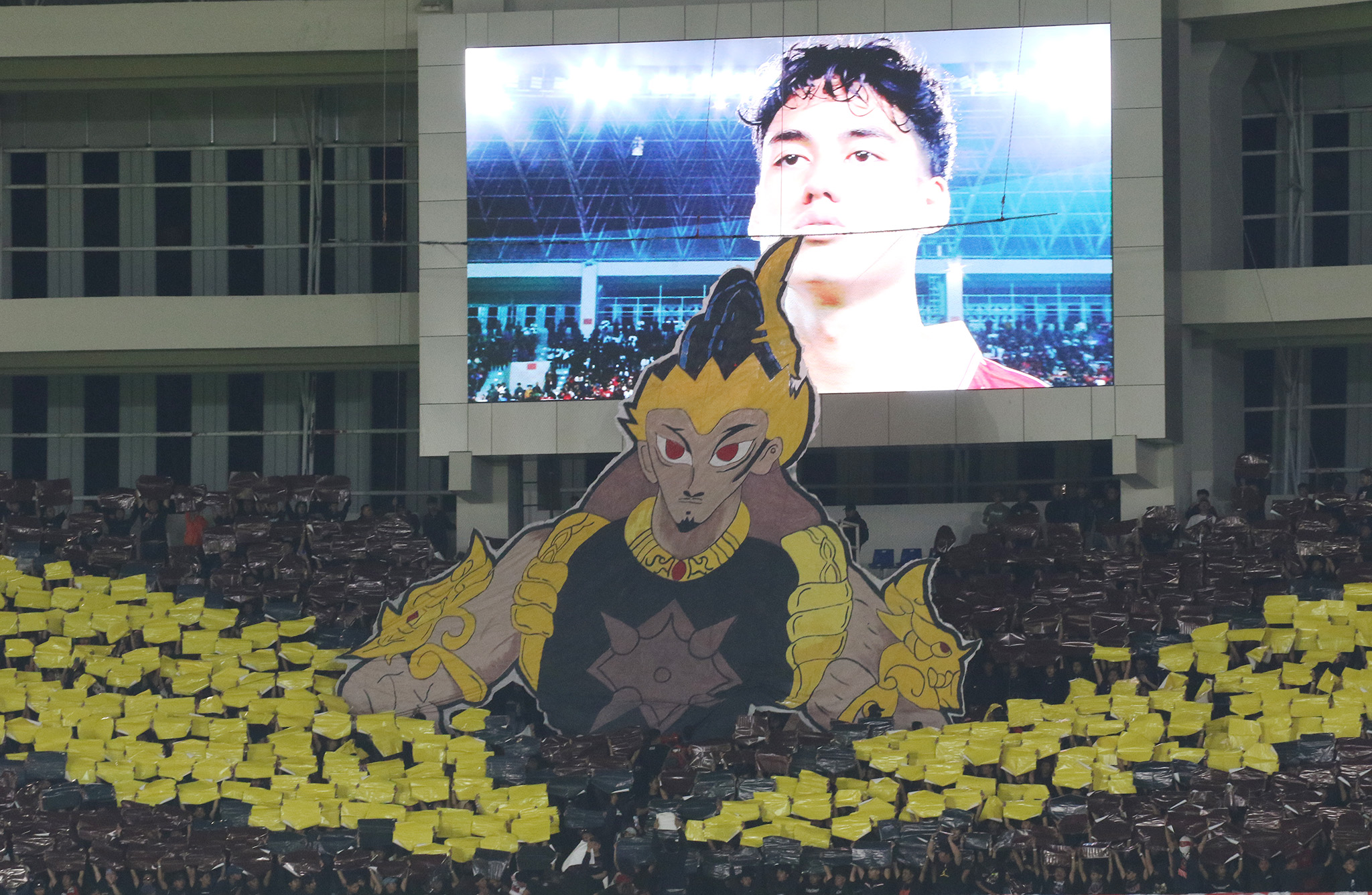 Ultras Garuda membentangkan koreo bergambar Gatotkaca saat laga Timnas Indonesia U-23 melawan China Taipei di Stadion Manahan Solo, 9 September 2023. (ARIEF BUDIMAN/RADAR SOLO)