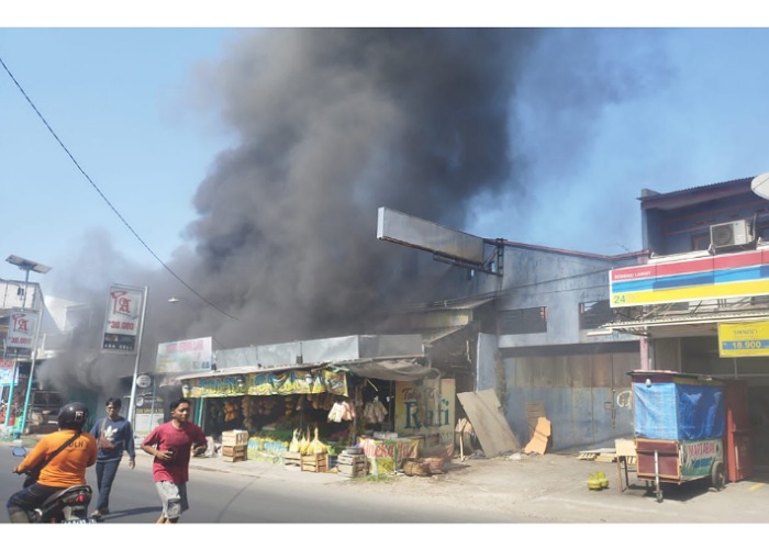 Kompleks pertokoan di jalan Raya Gentan, Desa Gentan, Kecamatan Baki, yang terbakar, Sabtu (9/9).