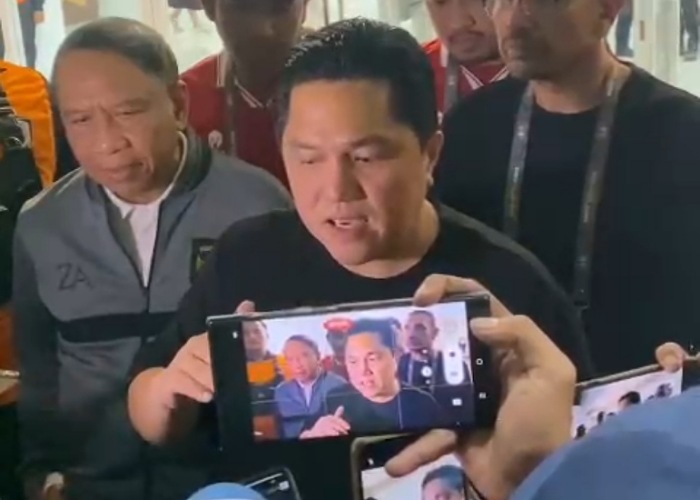 Ketua Umum PSSI Erick Thohir usai saksikan laga Indonesia vs Chinese Taipei dalam kualifikasi Piala Asia U-23 di Stadion Manahan, Sabtu (9/9).