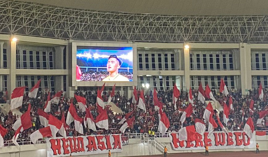 Aksi kreativitas suporter Indonesia saat laga Timnas Indonesia U-23 melawan China Taipei di Stadion Manahan Solo, Sabtu (9/9). (MANNISA ELFIRA/RADAR SOLO)