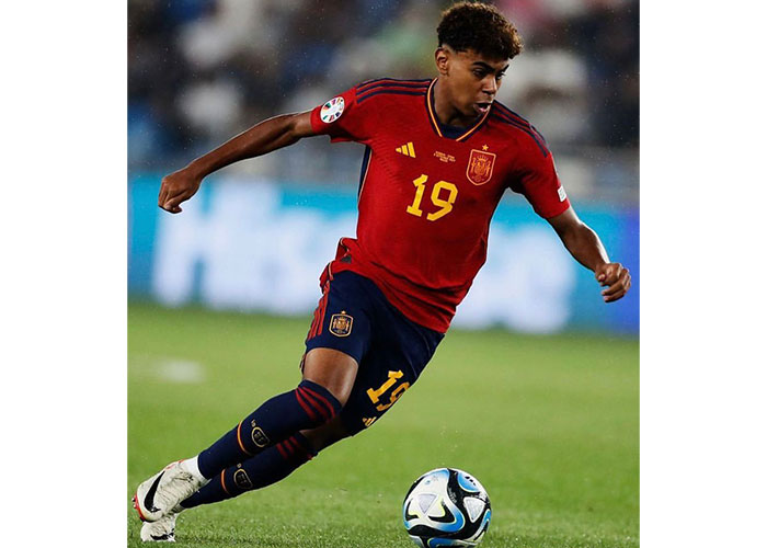 Lamine Yamal ukir prestasi dalam debutnya dengan timnas Spanyol.